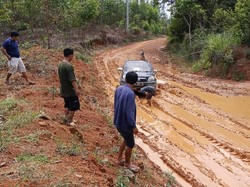 Sekda Desak PT MHP Segera Perbaiki Jalan Dua Desa di Musi Rawas