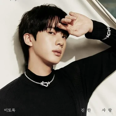 Aura Awur-awuran, Intip 7 Pesona Jin BTS Pamer Punggung Pakai Kalung Rp2,9 M