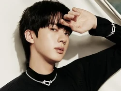 Aura Awur-awuran, Intip 7 Pesona Jin BTS Pamer Punggung Pakai Kalung Rp2,9 M