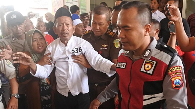 Majelis hakim PN Situbondo menjatuhkan vonis 5 bulan 20 hari kepada kakek Masir karena mencuri 5 burung cendet di Taman Nasional Baluran.