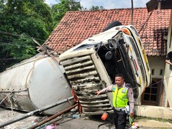 Video: Truk Tangki Muatan Semen Terguling Timpa Sebuah Bangunan di Banyumas