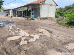 Keluh Kesah Warga soal Rusaknya Jalan di Argasunya Cirebon