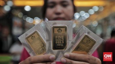 Pramuniaga menata perhiasan emas di salah satu gerai di Pasar Kebayoran Lama. Jakarta, Rabu, 7 Juni 2026. (CNN Indonesia/Adhi Wicaksono)