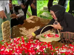 7 Momen Venna Melinda Bercucuran Air Mata Lepas Kepergian Mendiang Ayah Tercinta