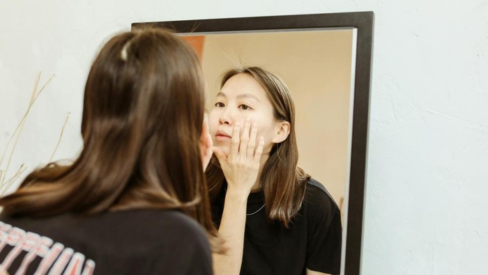 Kebiasaan tidak pakai moisturizer akan membuat kulit dehidrasi. Gunakan pelembap wajah untuk menjaga hidrasi kulit.