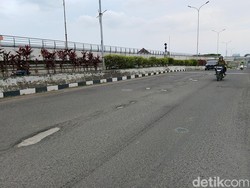 Jalan Flyover Jakabaring Berlubang, Pengendara Minta Perbaikan Segera