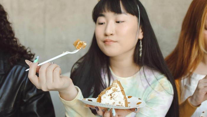 Makan makanan manis dapat mempercepat penuaan. Mulai beralih makanan yang mengandung antioksidan, vitamin, dan asam lemak esensial.