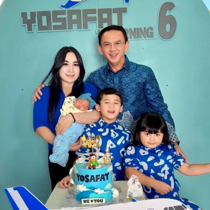 <p>Perayaan ulang tahun Yosafat dibuat sederhana dengan dekorasi yang bertemakan pesawat lengkap dengan kue spesialnya. Sang Bunda pun tak lupa menuliskan ucapan manis untuk putranya. "Selamat ulang tahun Yosafat yang ke-6, kesayangan Bunda, Ayah, Sarah & Regina," tulis Puput melalui unggahannya di Instagram. (Foto: Instagram @btpnd)</p>
