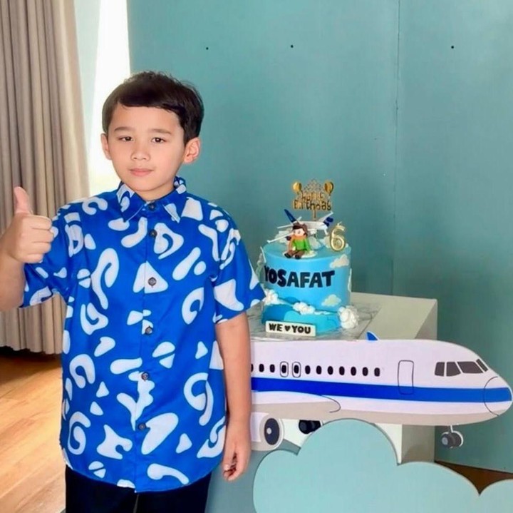 <p>Bunda tiga anak ini juga tak lupa menyampaikan doa dan harapan terbaiknya untuk anak tercintanya. "Kira-Nya Yosafat tumbuh menjadi anak yang takut akan Tuhan, sehat, panjang umur, pintar, beruntung, berguna bagi sesama, selalu ada sukacita dan damai sejahtera di dalam hidupnya. Tuhan Yesus Memberkati dan Melindungi mu selalu nak. Amiin, kami sayang kamu," ungkap Puput. (Foto: Instagram @btpnd)</p>