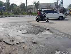 Lubang Besar di Simpang Jalan Arah RSUP Adam Malik Medan Bahayakan Pengendara