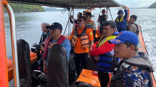 Kantor SAR Maumere menutup operasi pencarian korban hilang kapal wisata KM Putri Sakinah di Labuan Bajo, Manggarai Barat, NTT.