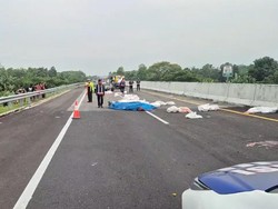 Pikap Terguling di Tol Pasuruan-Probolinggo, 2 Orang Dilarikan ke RS