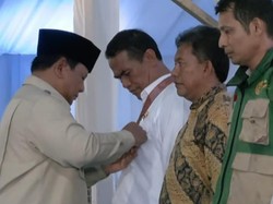 Prabowo Anugerahkan Bintang Jasa Utama ke Mentan Amran Sulaiman