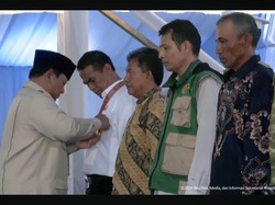 Prabowo Beri Tanda Bintang Jasa Utama ke Mentan