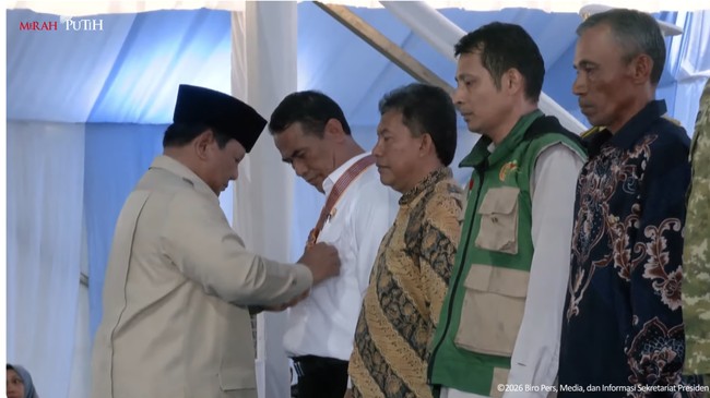 Menteri Pertanian Andi Amran Sulaiman menerima tanda kehormatan Bintang Jasa Utama dari Presiden Prabowo Subianto pada Rabu (7/1).