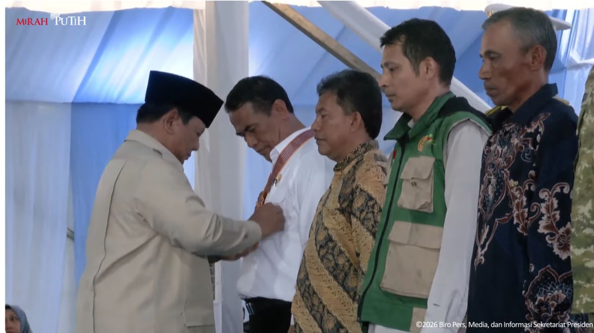 Mentan Amran Terima Bintang Jasa Utama dari Prabowo