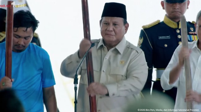 Presiden Prabowo bantah tuduhan ingin jadi diktator. Ia minta jajarannya tidak terpengaruh kritik di media sosial.