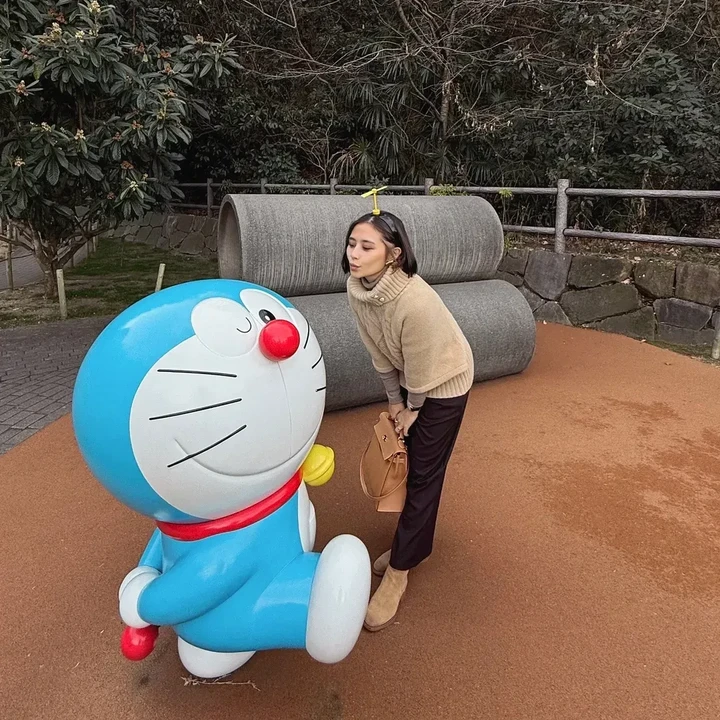 <p>Belum lama ini, Prilly pun berbagi kebahagiaannya yang berhasil mewujudkan cita-cita masa kecil, yaitu berkunjung ke Museum Doreamon di Jepang. &ldquo;Dan hari ini&hellip;akhirnya aku berhasil mewujudkan mimpi masa kecil yang satu ini: Mengunjungi Museum Fujiko F. Fujio,&rdquo; tuturnya.&nbsp;(Foto: Instagram @prillylatuconsina96)</p>