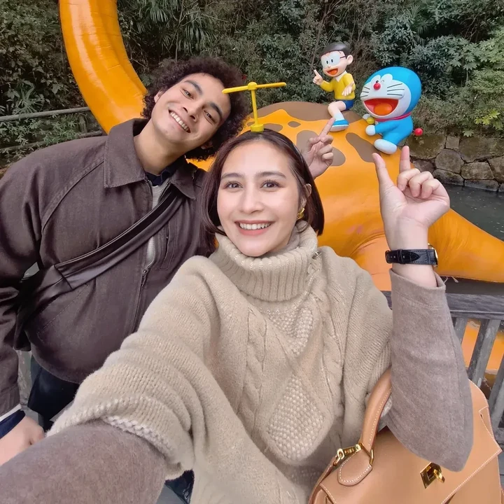 <p>Usut punya usut, pencapaian mimpi sang artis yang satu ini ternyata tak luput dari kontribusi sang kekasih, Omara Esteghlal. Ia diketahui memberikan kejutan berupa tiket museum untuk Prilly. &ldquo;Mimpi masa kecil lainnya? Tercapai. Terima kasih lagi buat pacarku <em>@omara.esteghlal </em>yang tiba-tiba beliin tiket buat ke sini! <em>I love you</em>,&rdquo; ungkap Prilly.&nbsp;(Foto: Instagram @prillylatuconsina96)</p>