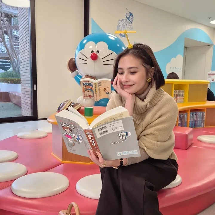 <p>Bukan hanya suka setiap episode yang ditayangkan, Prilly ternyata juga memilik banyak koleksi barang-barang Doraemon. &ldquo;Aku juga koleksi komik, boneka, dan semua barang Doraemon,&rdquo; ujar Prilly.&nbsp;(Foto: Instagram @prillylatuconsina96)</p>
