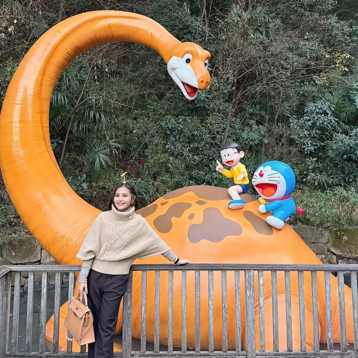 <p>Hal itu diungkap langsung oleh Prilly lewat <em>postingan</em> terbaru di akun Instagram pribadinya. &ldquo;Buat kalian yang udah <em>follow</em> aku dari dulu, pasti tahu banget kalau aku se-cinta itu sama Doraemon. Dulu waktu kecil,&rdquo; tulis Prilly, dikutip dari laman Instagram <em>@prillylatuconsina96,</em> Rabu (7/1/2026).&nbsp;(Foto: Instagram @prillylatuconsina96)</p>