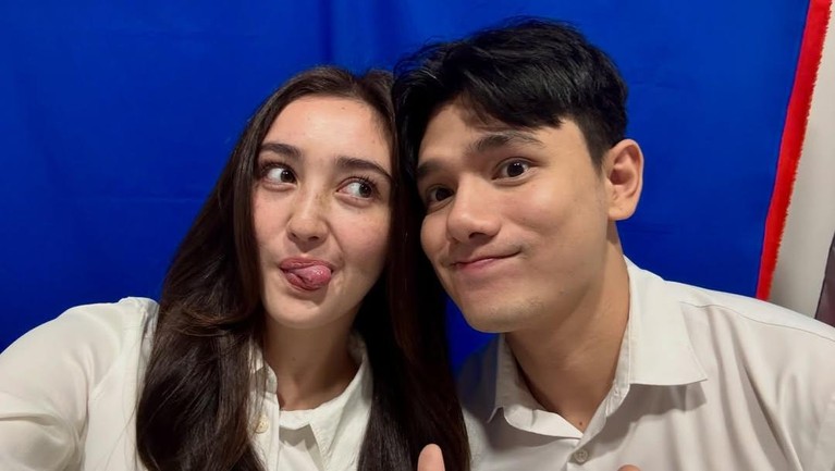 Ranty Maria dan Rayn Wijaya foto dengan background biru&period;