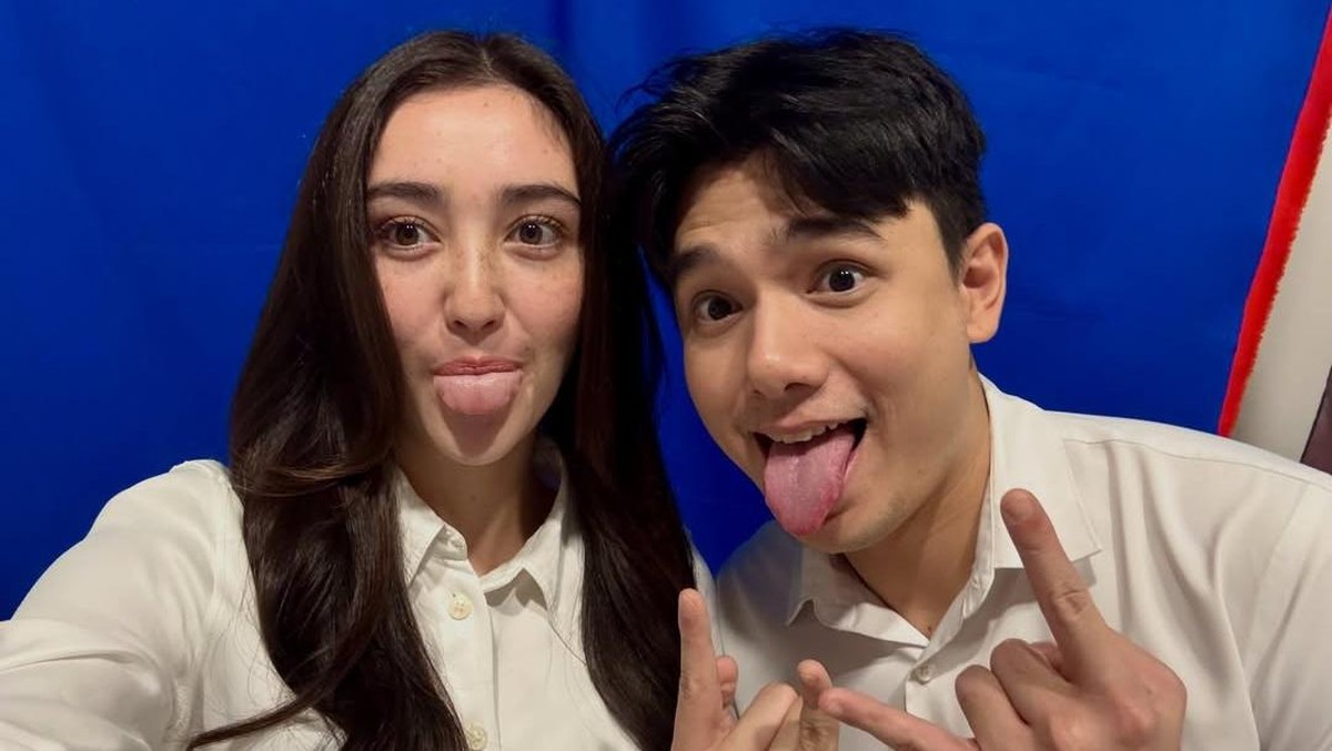 Ranty Maria dan Rayn Wijaya foto dengan background biru&period;