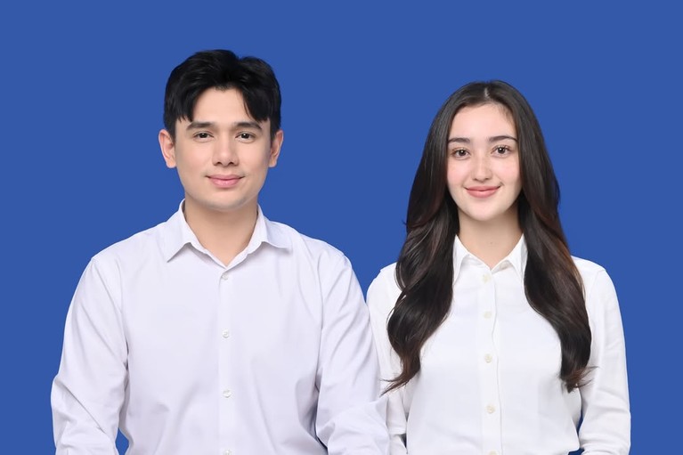 Ranty Maria dan Rayn Wijaya foto dengan background biru&period;