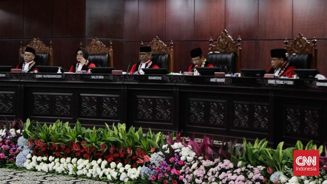 Wakil Ketua MK menyebutkan permohonan tidak dapat diterima karena pemohon tak melengkapi alat bukti.