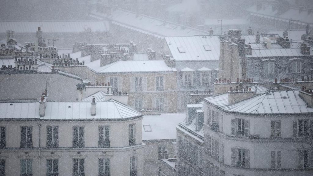 FOTO: Badai Saju Bikin Eropa 'Membeku', 6 Orang Tewas