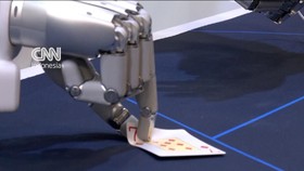 Momen Robot Humanoid Pamer Skill Main Kartu di Ajang CES 2026