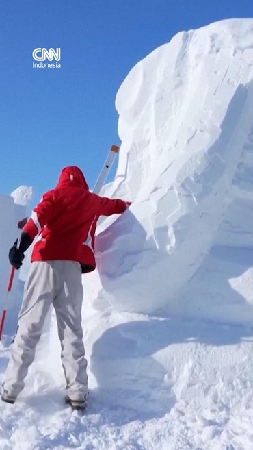 Seniman dari Berbagai Negara Ukir Patung Salju di China