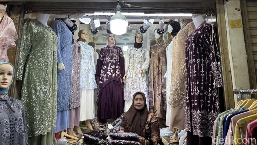 Toko Nafiza&period; 'Gamis Bini Orang' sedang tren di toko ini &lpar;Rachma Indira&sol;detikcom&rpar;