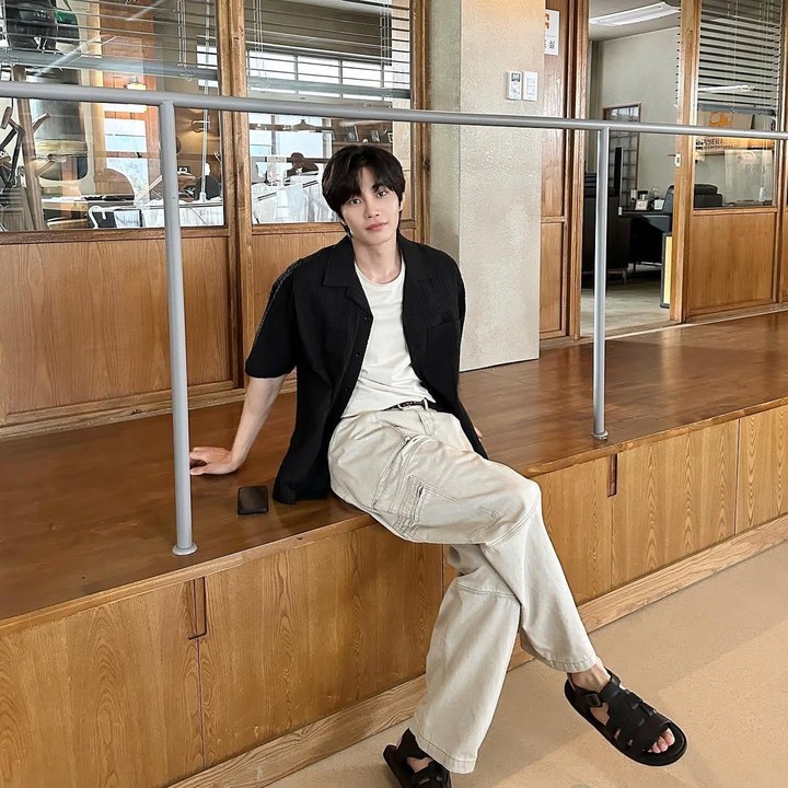 <p>Tokoh Do Ra Ik sangat cocok diperankan oleh Kim Jae Young, sebab paras yang dimilikinya secara alami memberikan aura idol tampan yang digandrungi banyak penggemar perempuan. Bahkan di potret ini pun ia terlihat sangat stylish, ya. (Foto Instagram @darealkjy)</p>