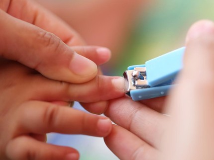 9 Tanda Masalah Kesehatan Anak Lewat Bentuk dan Warna Kuku