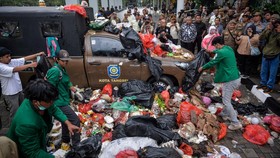 Mahasiswa Geruduk Kantor Walkot Tangsel, Tumpahkan Sampah 2 Truk