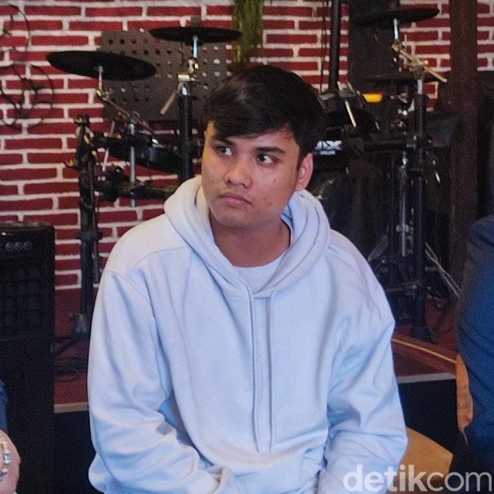 <p>Penyanyi Denada tengah menjadi perbincangan setelah sosok pria bernama Ressa Rizky Rossano muncul ke publik dan mengaku sebagai anak kandunganya. Setelah polemik yang cukup pelik, Denada akhirnya mengakui Ressa sebagai anak kandungnya, Bunda. (Foto: Eka Rima/detikJatim)</p>