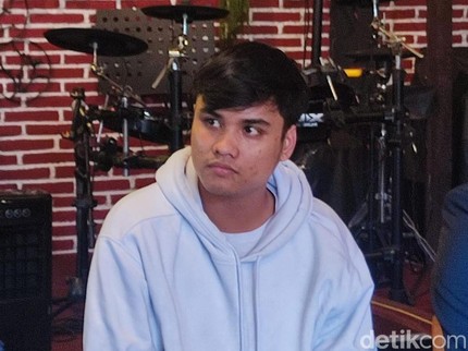 Tangis Ressa Rizky Mohon Denada Tak Diboikot, Sebut Ibunda Tak Ada Salah