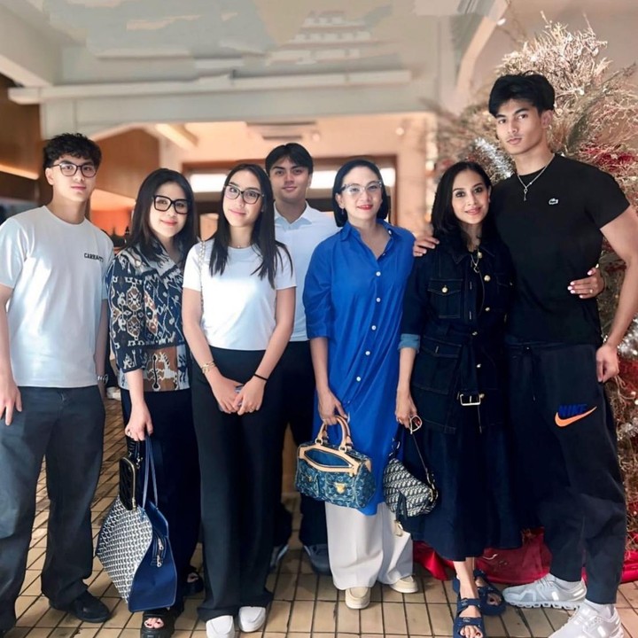 <p>Kini, para anak artis ini sudah beranjak dewasa dan tumbuh semakin tampan serta cantik. Tak hanya penampilannya saja, tinggi badan mereka pun kerap&nbsp;mencuri perhatian dari netizen lho, Bunda. (Foto: Instagram @dps_diahpermatasari)</p>