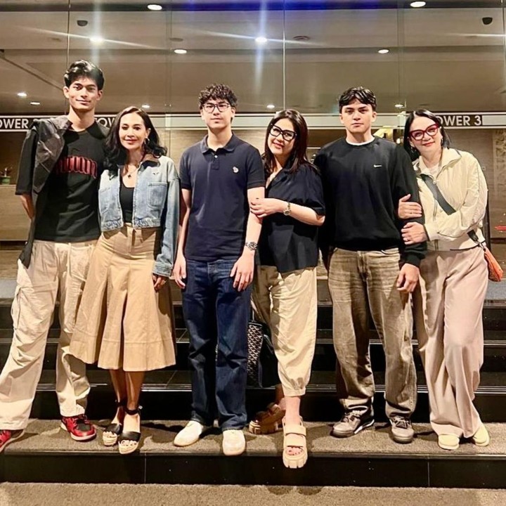 <p>Kehidupan para selebriti memang tak pernah lepas dari sorotan publik. Tak hanya para artis saja yang menarik untuk disimak, anak-anak mereka juga kerap mencuri perhatian. Menariknya, para anak artis ini saling mengenal dan berteman, lho. Hal ini terlihat jelas dari kebersamaan anak Diah Permatasari, Dian Nitami, hingga Gunawan Sudrajat. (Foto: Instagram @bu_deedee)</p>