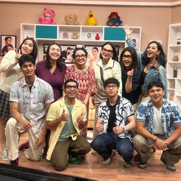 <p>Baru-baru ini, Diah Permatasari membagikan momen kebersamaanbersama anaknya, Marciano Nicholas, saat bertemu dengan para artis lain. Dalam potretnya, tampak Dian Nitami hadir bersama putranya, Arka Setya Andipa Asmara, sementara istri dari Gunawan Sudrajat, Sybilla Ernova, terlihat bersama kedua anaknya, Adhna Khayru dan Ghaniya Khayra. Di kesempatan ini, mereka bahkan berkesempatan melakukan syuting bersama lho, Bunda. (Foto: Instagram @bu_deedee)</p>