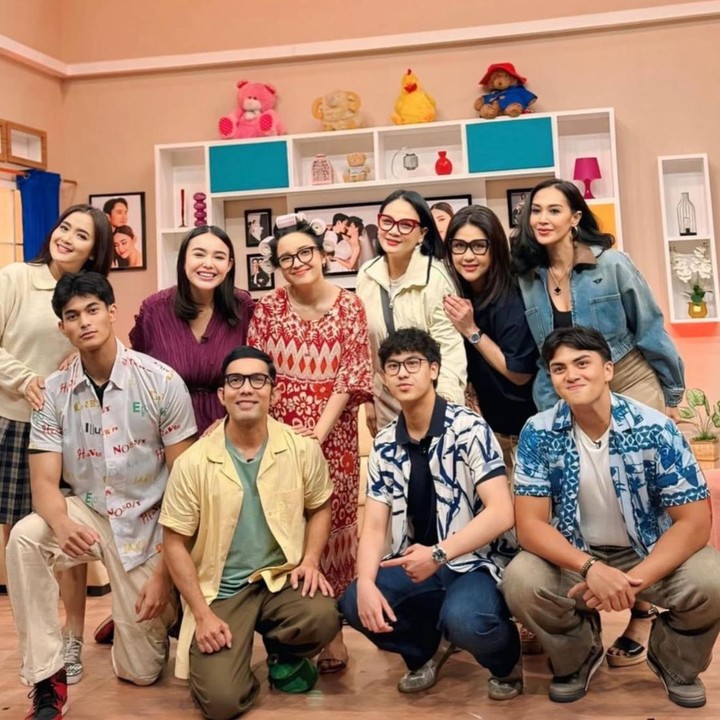 <p>Lewat <em>caption</em> di Instagram-nya, Diah mengaku tak menyangka bahwa anak-anak mereka sudah saling mengenal dan sering&nbsp;terlihat<em> hang out</em> bersama. "Mama2 yg ngintiilin anak2 ABG nya <em>shooting</em>. Tidak Pernah di sangka anak2 ini ,mereka saling kenal satu sama lain &amp; <em>hang out</em> barengan, bersahabat," ungkap Diah, dikutip dari akun Instagram <em>@dps_diahpermatasari.</em> (Foto: Instagram @dps_diahpermatasari)</p>