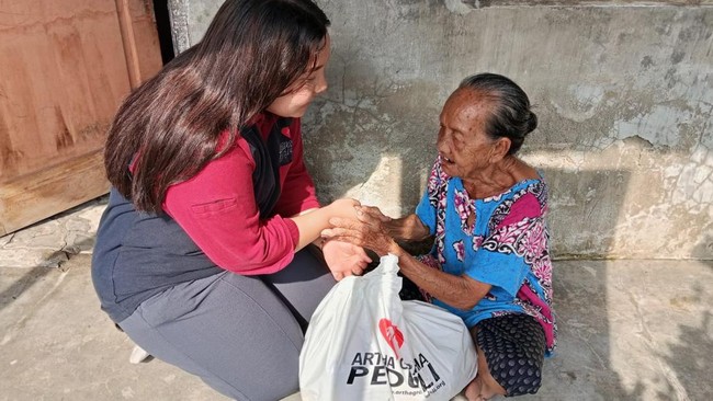 Artha Graha Peduli menggelar Program Pasar Murah 2026 di Medan, bantu masyarakat di daerah terdampak banjir dapatkan kebutuhan pokok terjangkau.