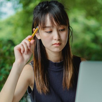 Bukan Kurang Niat, Ini 7 Tanda Brain Fog yang Bikin Susah Fokus Menurut Ahli