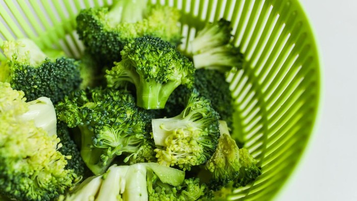 Brokoli lebih baik dimasak dengan cara dikukus. Warnanya akan tetap hijau segar, lezat, dan nutrisinya lengkap.