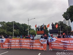 Buruh Mulai Padati Area Monas, Tuntut UMP Jakarta Naik!