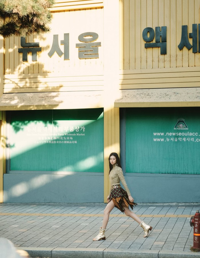 Dalam pemotretan terbarunya, Jung Ho Yeon seolah mengajak pembaca majalah menelusuri indahnya ragam budaya Korea yang telah berovolusi penuh kebaharuan seperti tulisan hangeul 'New Seoul' pada bangunan kuning cerah./ Foto: instagram.com/hoooooyeony