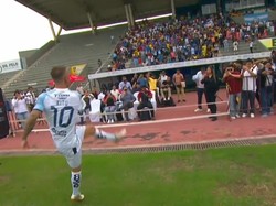 Presentasi di Klub Baru, Pemain Ini Hajar Orang Pakai Bola