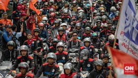 Konfederasi Serikat Pekerja Indonesia (KSPI) bersama Partai Buruh kembali menggelar aksi demonstrasi lanjutan di kawasan Jalan Medan Merdeka Selatan, Jakarta Pusat, Kamis (8/1/2026). (CNN Indonesia/Adi Ibrahim)