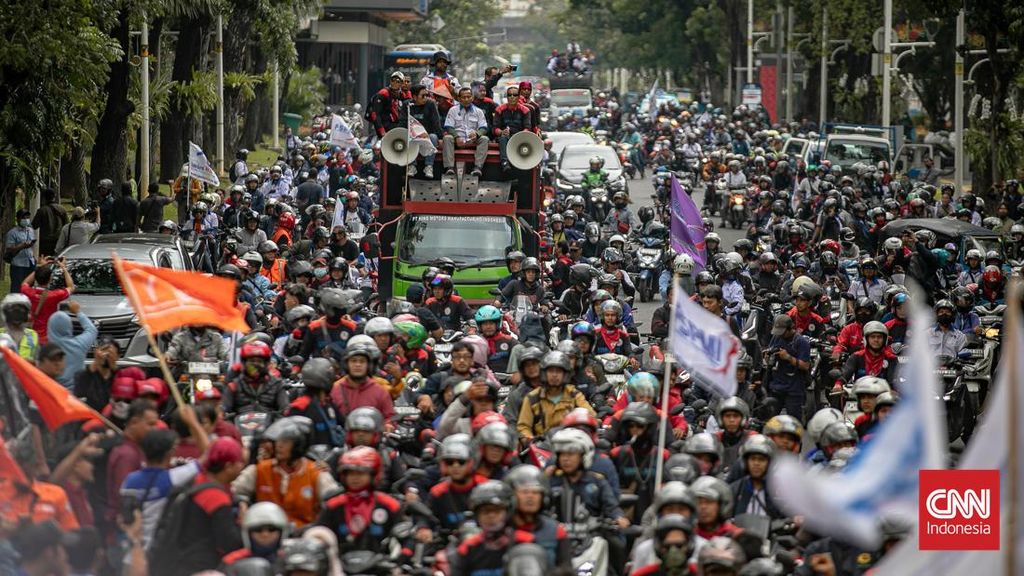FOTO: Demo Buruh Tolak Penetepan UMP Jakarta dan Jabar